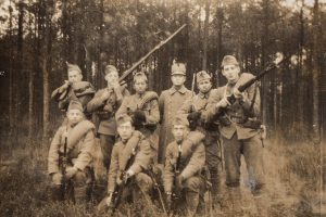 Nederlandse militairen met o.a. Indische soldaten