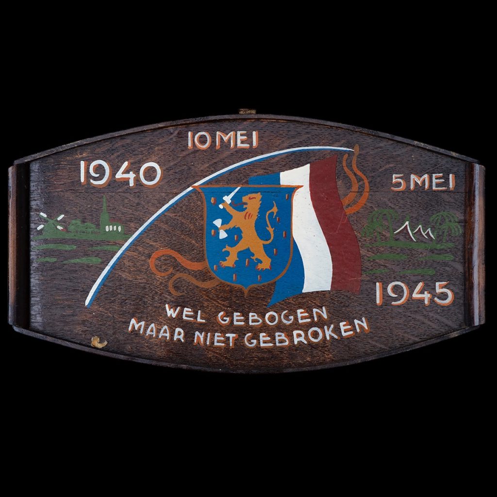 Dienblad 10 Mei 1940 – 5 Mei 1945 Wel Gebogen Niet Gebroken