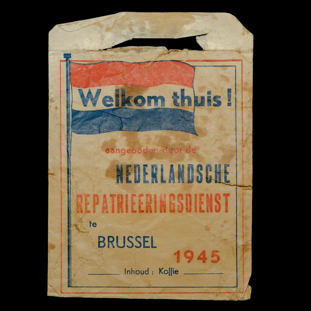 Zakje met Welkom thuis! Aangeboden door de Nederlandsche repatrieeringsdienst te Brussel 1945