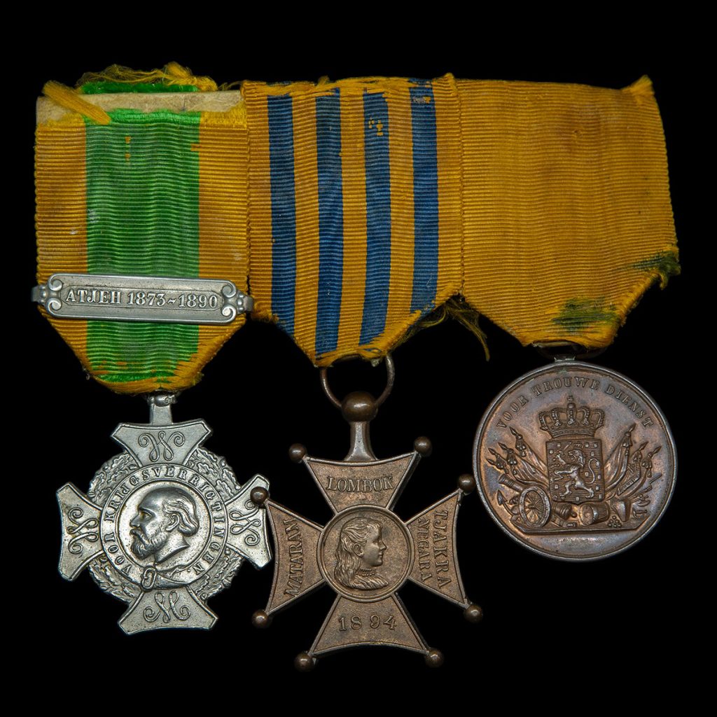 KNIL medaille ‘bar’ met het Atjeh (1873-1890) Kruis, Lombokkruis en Voor Trouwe Dienst medaille