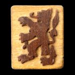 Houten broche met Nederlandse leeuw